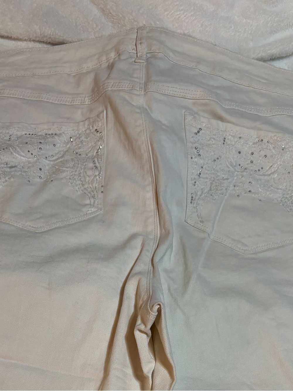 Gloria Vanderbilt White Women’s Capri Jeans in White Denim Bling pockets